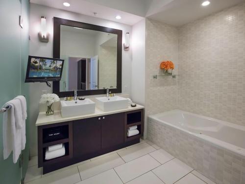 迈阿密Apartment Provident Doral at The Blue-2 by Interhome的浴室设有2个水槽、浴缸和镜子