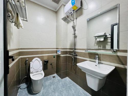 河静THÀNH HỒNG HOTEL的一间带卫生间和水槽的浴室