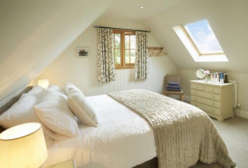 South StokeThe Loft的卧室配有白色的床和窗户。
