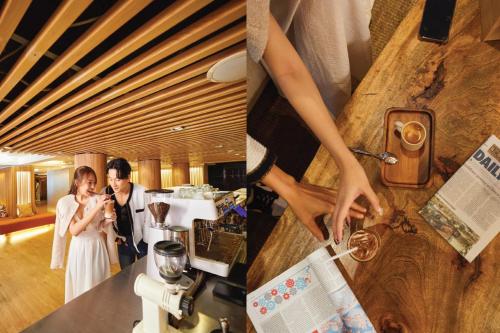 曼谷Arck Hotel的站在咖啡店柜台上的新娘和新郎
