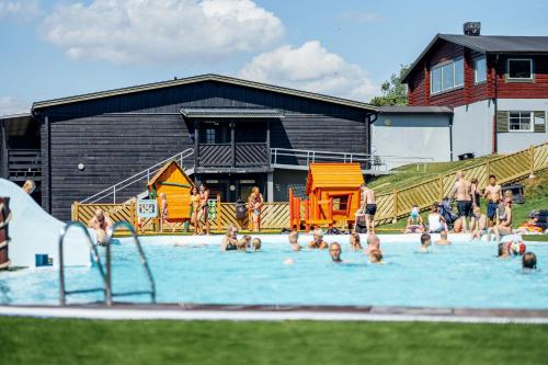 伊德勒贝妮拉维贝格酒店的一群人在游泳池里