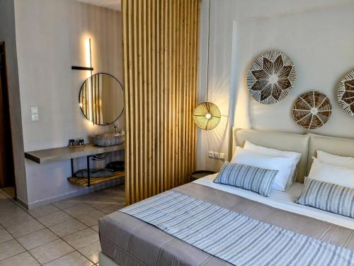 克里奥斯Villa Karina的一间卧室配有床、水槽和镜子