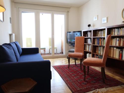 弗里堡Apartment Pérolles by Interhome的客厅配有沙发和两把椅子