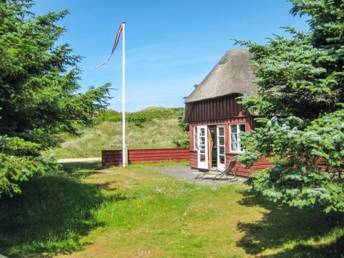 瓦伊厄斯斯特兰德Holiday Home Jorid - 300m from the sea in Western Jutland by Interhome的前面有旗帜的小小屋