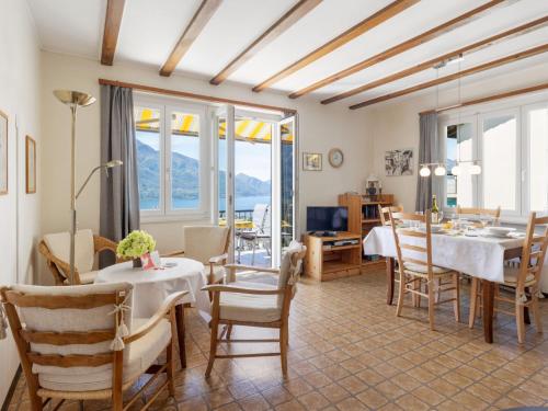 戈尔多拉Holiday Home Casa Fontanella by Interhome的一间带桌椅的客厅和一间用餐室