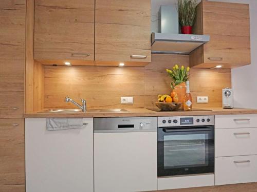 厄茨Apartment Plattner by Interhome的厨房配有白色家电和木制橱柜
