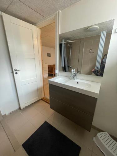 维堡kabyssen的一间带水槽和镜子的浴室