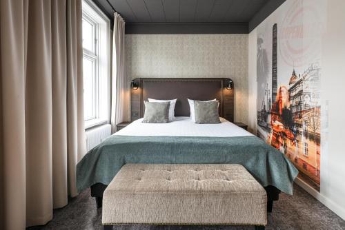 哥本哈根Hotel Mayfair的一间卧室设有一张床和一个大窗户