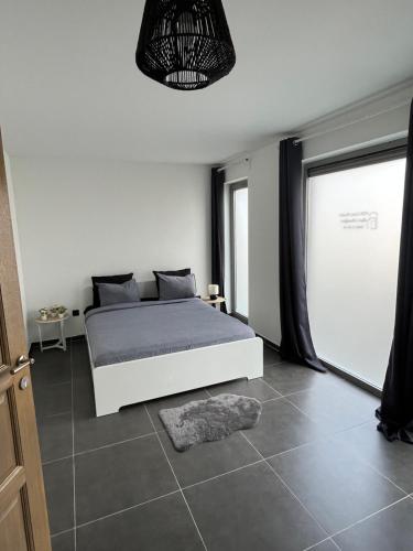 根特FDS Cosy Apartment的卧室配有白色的床和窗户。