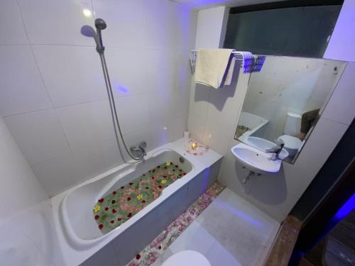 金巴兰巴厘岛大象精品别墅酒店的带浴缸、卫生间和盥洗盆的浴室