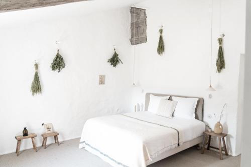 奥佩德La Bastide du Mourre的白色的卧室设有白色的床和白色的墙壁