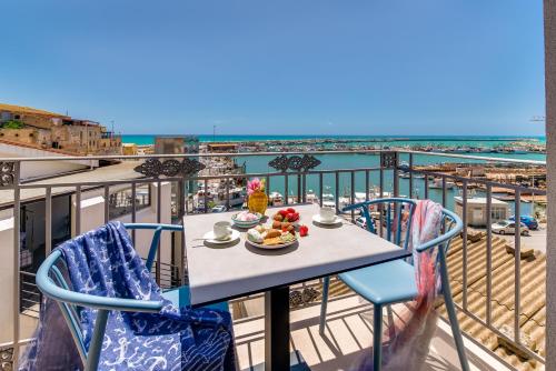 夏卡RoccaRegina Hotel的海景阳台上的桌椅