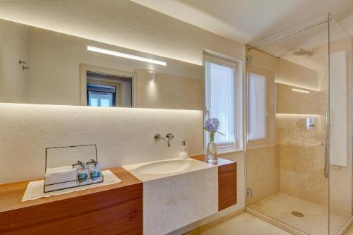 圣玛格丽塔-利古雷Il Leccio - Luxury Resort Portofino Monte的一间带水槽和淋浴的浴室