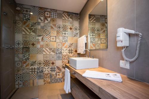 弗洛里亚诺波利斯Antares Club Hotel Lagoinha的一间带水槽和淋浴的浴室