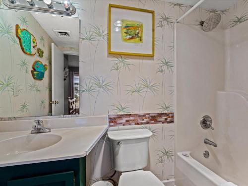 默特尔比奇Sand Dollar, Unit 103的浴室配有盥洗盆、卫生间和浴缸。