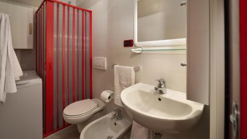 阿尔巴迪莫拉阿尔巴公寓的浴室配有白色卫生间和盥洗盆。