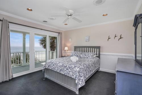 默特尔比奇Neagle House的一间卧室配有一张床,享有海景