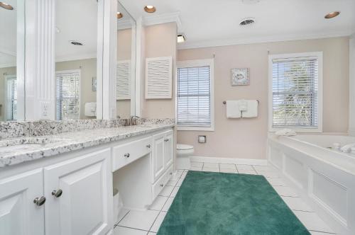 默特尔比奇Neagle House的白色浴室,铺着绿色地毯