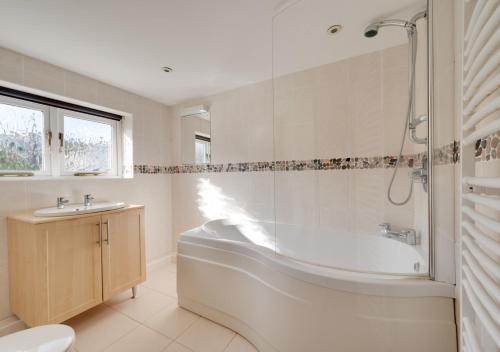 圣艾夫斯Carthew House Carthew Way的白色的浴室设有浴缸和水槽。