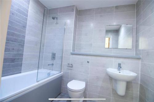 利物浦Liverpool City Centre Apartment的浴室配有盥洗盆、卫生间和浴缸。
