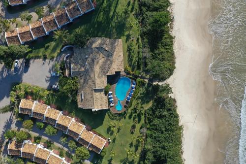 弗洛里亚诺波利斯Antares Club Hotel Lagoinha的享有海滩和海洋的空中景致