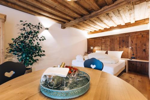 蒙塔尼亚Amplatz 1523 - B&B and Suites的一间设有两张床的房间和一张桌子,上面放着一碗水果