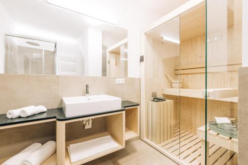 蒙塔尼亚Amplatz 1523 - B&B and Suites的一间带水槽和镜子的浴室
