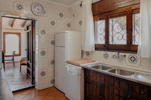 普拉加德阿罗Villa Ventisca的厨房配有水槽和冰箱