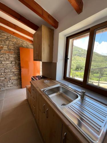 科帕罗KAFUL APARTMENTS的厨房设有水槽和窗户。