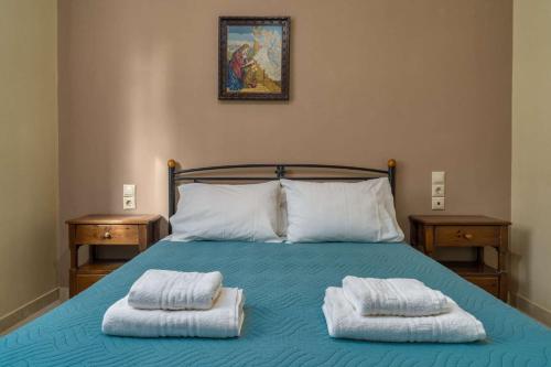Áyios DhimítriosArba private House的一间卧室配有一张床,上面有两条毛巾