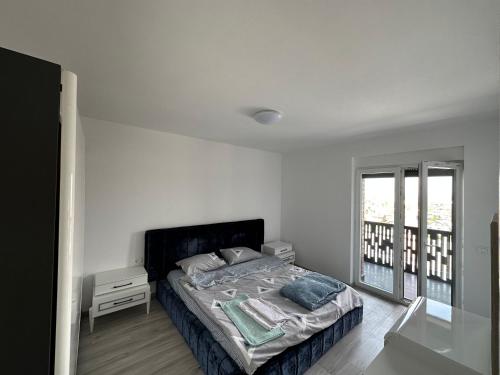 乌罗舍瓦茨ShooTer Apartments的白色的卧室设有床和窗户
