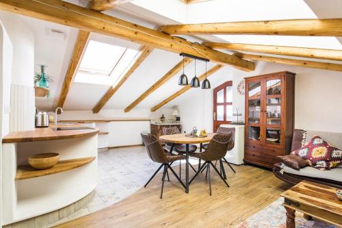 科巴里德Apartma Luna With Mountain View的带木制天花板的客房内设有带桌椅的厨房。