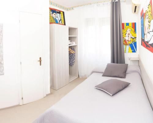 塔尔奎尼亚塔尔崇豪华住宿加早餐旅馆的白色的卧室设有床和窗户
