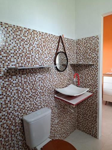 瓜斯贝拉什A Toca do Bem-Te-Vi的一间带卫生间和水槽的浴室