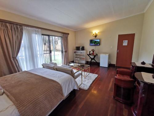 约翰内斯堡Exclusive Private Room in Joburg No loadshedding的一间卧室设有一张床和一间客厅。