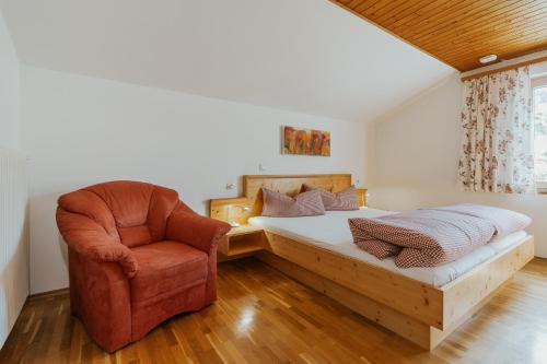 Gurtis伯格霍夫莱泽酒店的一间卧室配有一张床和一把椅子