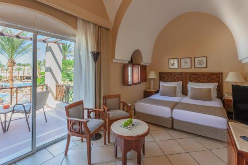 赫尔格达伊贝罗泰尔马卡迪海滩酒店的酒店客房设有一张床和一个阳台。