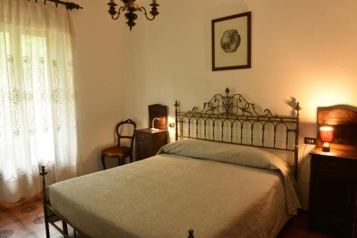 阿尔梅诺Hotel Madonna di Luciago的一间卧室设有一张床和一个窗口
