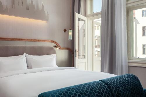 布拉格Allure Hotel Prague的一间卧室设有一张大床和一个窗户。