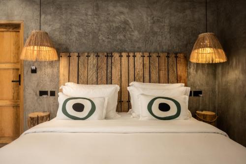 迪亚尼海滩LalaGalu - Beachfront EcoCabins的一间卧室配有一张带两个枕头的床