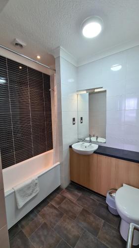 利物浦皇家酒店的一间带水槽、卫生间和镜子的浴室