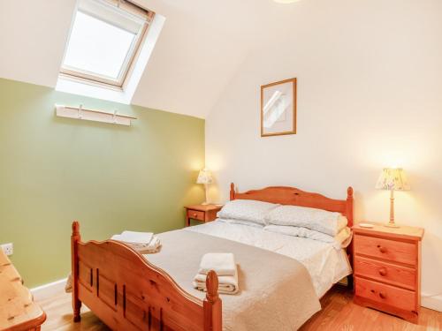 BoosbeckThe Granary - Uk43951的一间卧室设有一张大床和一个窗户。