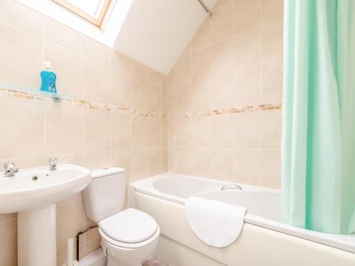 BoosbeckThe Granary - Uk43951的浴室配有卫生间、盥洗盆和浴缸。