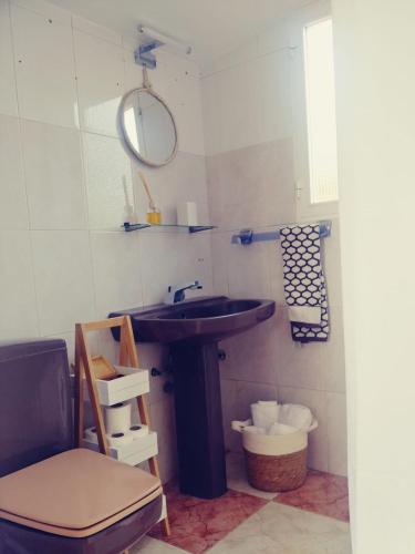 马贝拉casa roja marbella的一间带水槽和镜子的浴室
