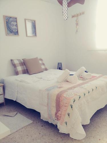马贝拉casa roja marbella的一间卧室配有两张带白色床单的床
