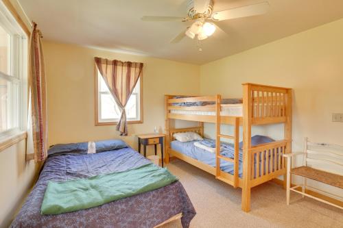 JaySpacious Jay Peak Vacation Rental with Mountain View的一间卧室设有两张双层床和吊扇