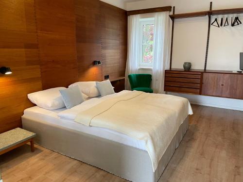 MitterretzbachWeinlandhaus的卧室设有一张白色大床和一扇窗户。