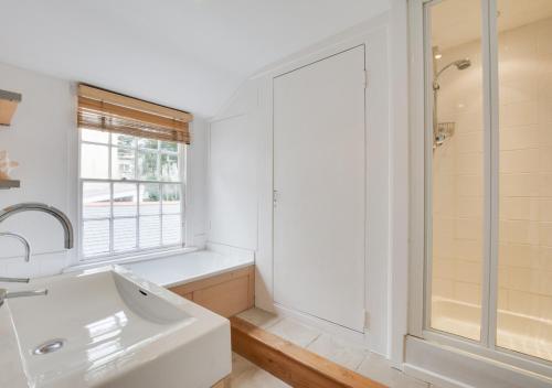 圣艾夫斯Sunnyside Street an Pol的白色的浴室设有水槽和淋浴。
