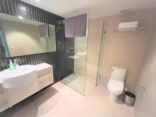 达尔文Darwin City Suites with Harbour View的浴室配有卫生间、盥洗盆和淋浴。
