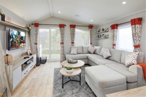 巴森斯韦特Elite Holiday Caravan的客厅配有沙发和桌子